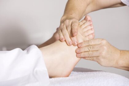 4 Simple Stretches to Alleviate Heel Pain at Home